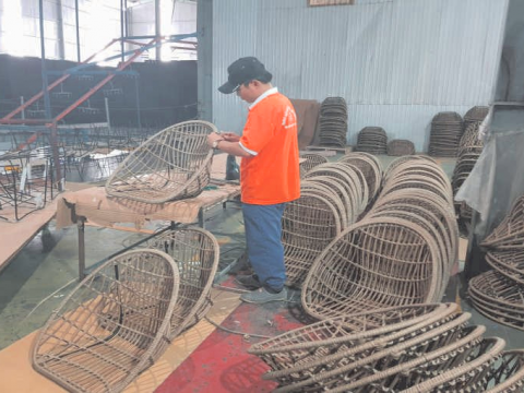 Công nhân trong xường mây tre lá